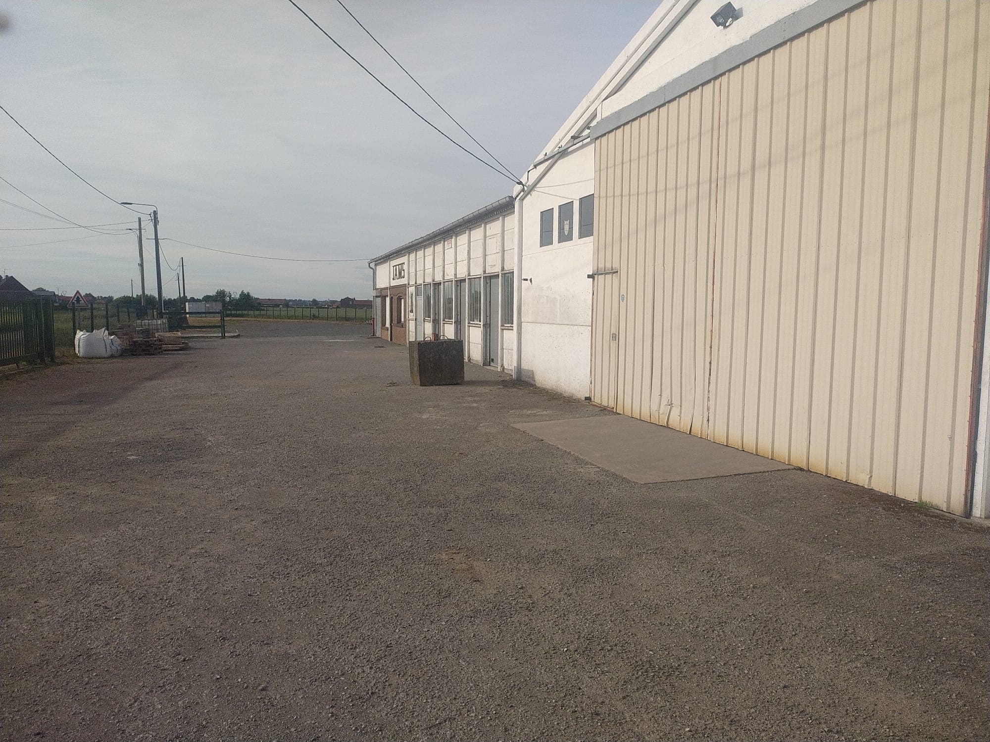 Site de GCT International : hangar et cour de stockage